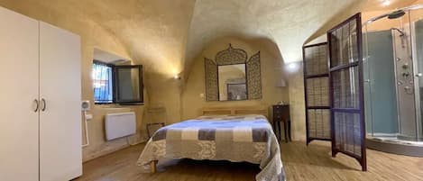 1 chambre, fer et planche Ă repasser, Wi-Fi, draps fournis