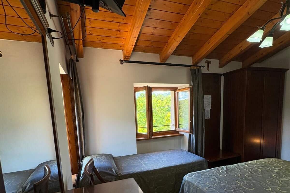 Triple Room | Desk, WiFi (free), bed sheets