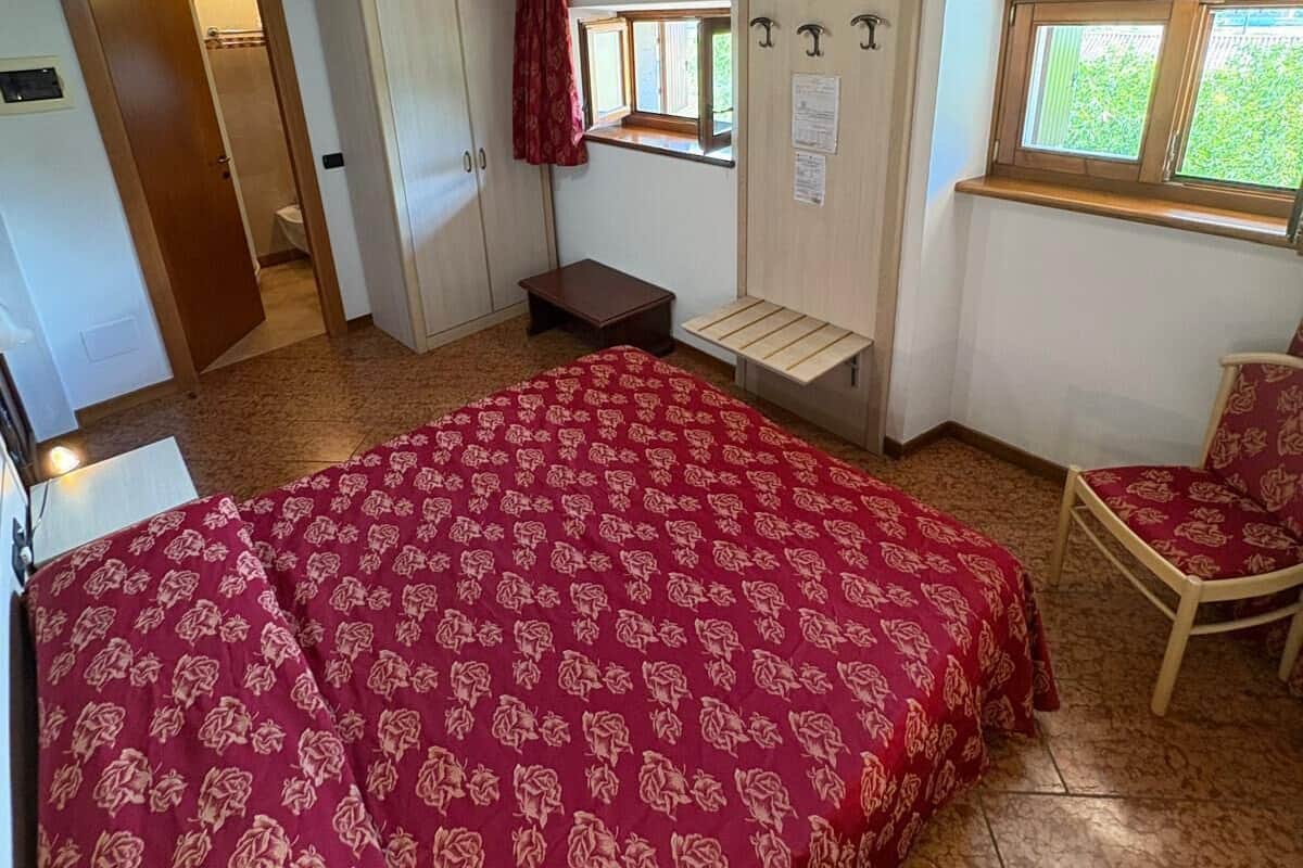 Double Room | Desk, WiFi (free), bed sheets