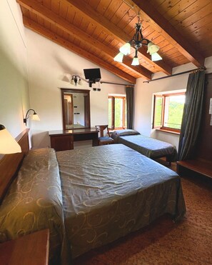 Triple Room | Desk, WiFi (free), bed sheets - Locanda Cà del Ponte (Costermano sul Garda)