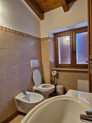 Double Room | Bathroom | Shower, hair dryer, towels, soap - Locanda Cà del Ponte (Costermano sul Garda)
