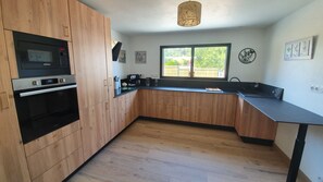 Een microgolfoven, een oven, een kookplaat, een vaatwasser