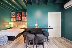 WiFi, bed sheets - Cass-ita Studio by the Beach (San Diego)