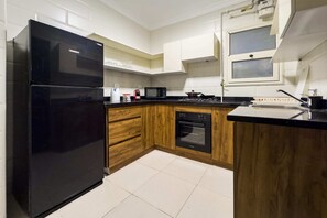 Apartamento básico | Cozinha privada | Geladeira, micro-ondas, fogão, cooktop