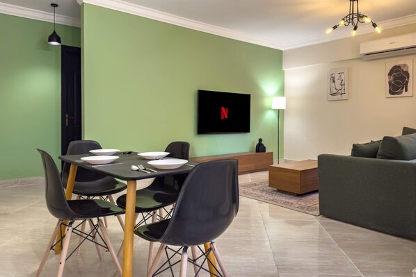 Basic Apartment | Dining