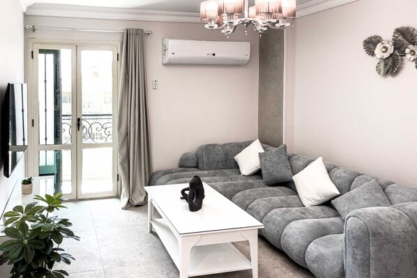 Basic Apartment | Living area