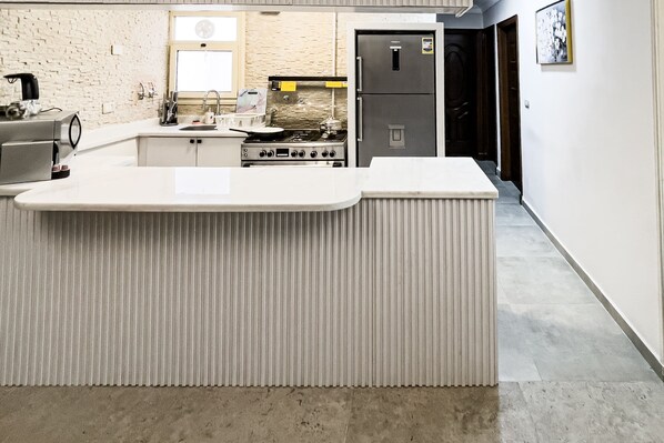 Apartemen Basic | Dapur pribadi | Lemari es, microwave, oven, dan kompor