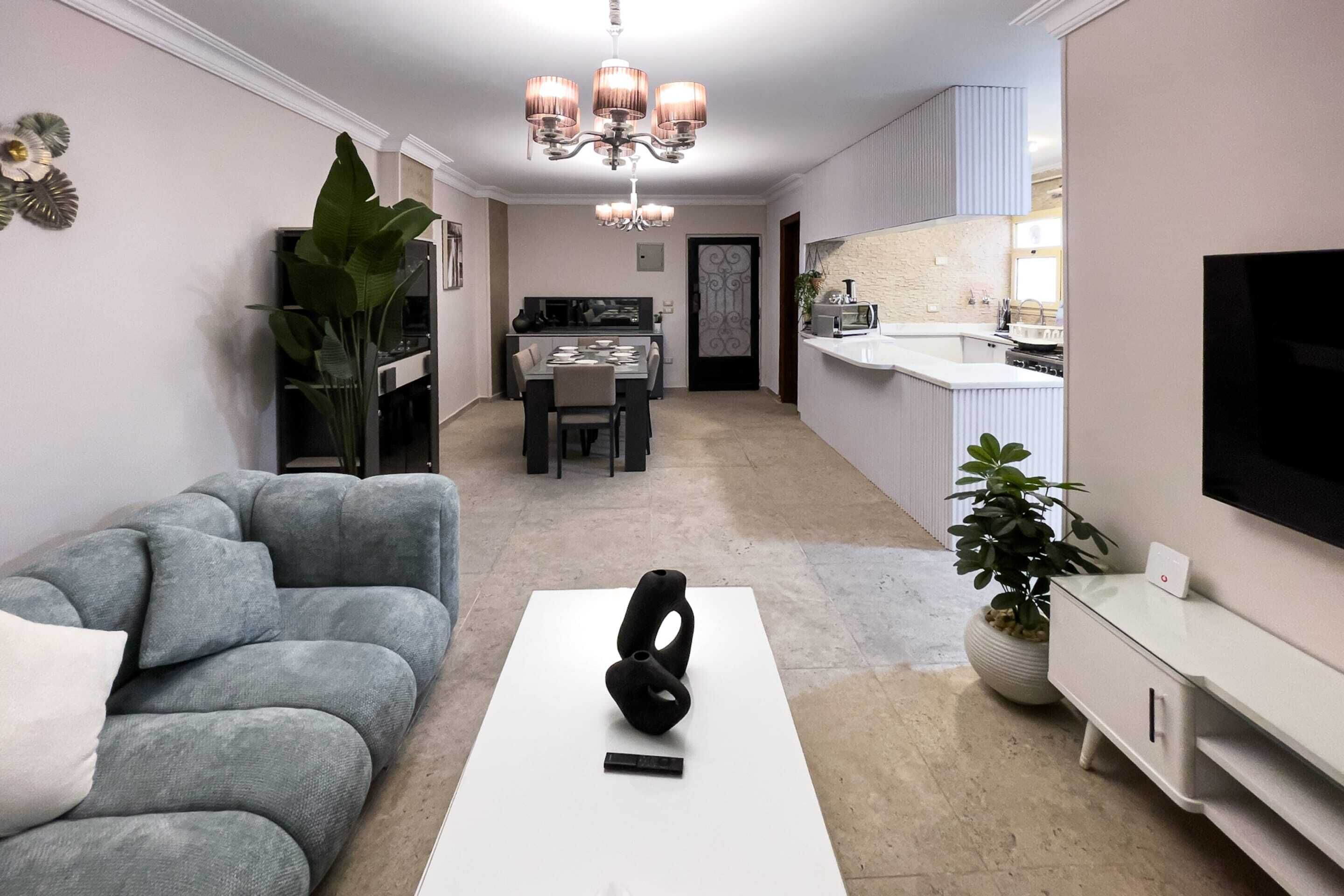 Leilighet – basic | Oppholdsområde | En 55-tommers smart-TV med Parabol-TV