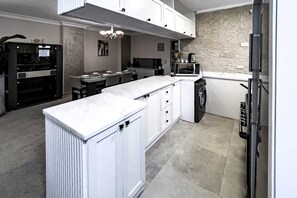 Basic Apartment | Private kitchen | Fridge, microwave, oven, stovetop