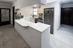 Eenvoudig appartement | Privékeuken | Een koelkast, een microgolfoven, een oven, een kookplaat