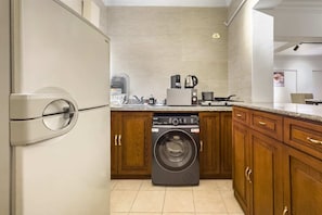 Basic Apartment | Private kitchen | Fridge, microwave, oven, stovetop