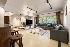 Departamento básico | Área de sala de estar | Smart TV de 55 pulgadas con canales vía satélite 