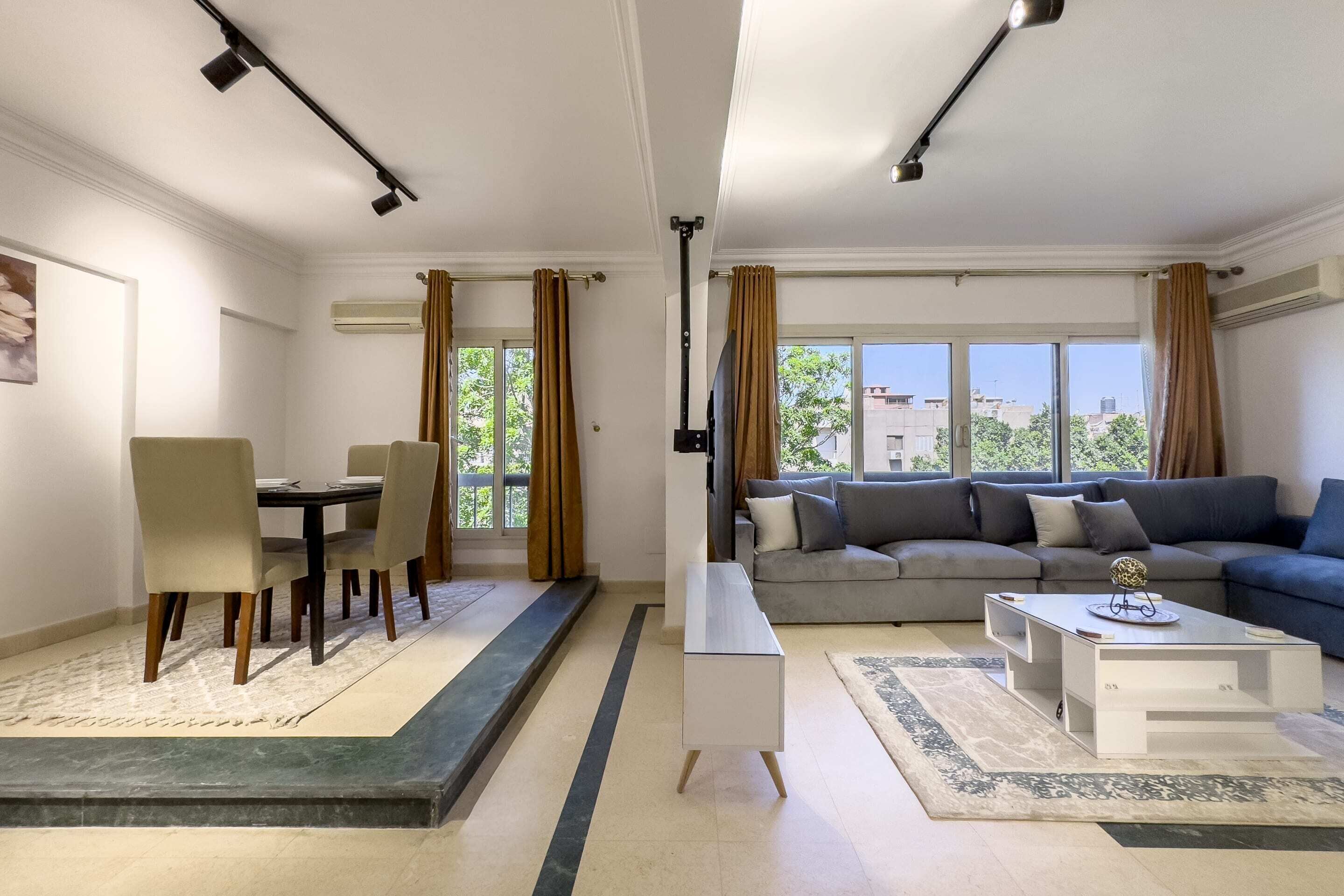 Leilighet – basic | Oppholdsområde | En 55-tommers smart-TV med Parabol-TV