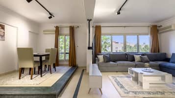 Apartamento básico | Zona de estar | Smart TV de 55 pulgadas con canales por satélite