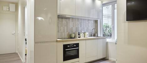 Fridge, microwave, stovetop, dishwasher