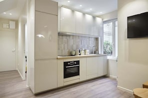 Een koelkast, een microgolfoven, een kookplaat, een vaatwasser