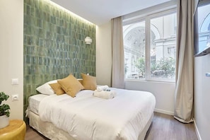 Chambre avec lit queen size et télévision - Charming Apartment with AC - Le Marais (Paris)