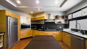 Apartamento básico | Cozinha privada | Geladeira, micro-ondas, fogão, cooktop