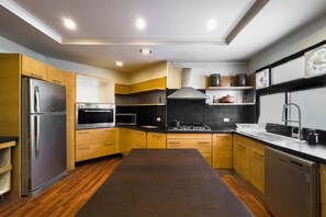 Apartemen Basic | Dapur pribadi | Lemari es, microwave, oven, dan kompor