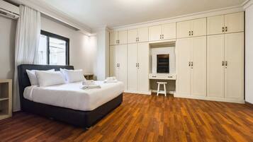 2 habitaciones, tabla de planchar con plancha y ropa de cama