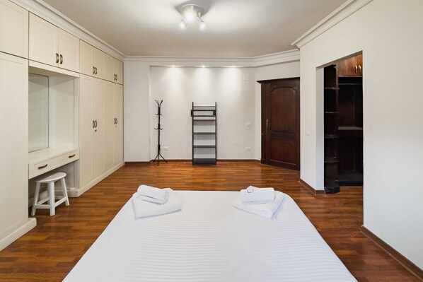 2 bedrooms, iron/ironing board, bed sheets