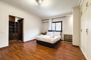 Apartamento básico | 2 quartos, ferros/tábuas de passar roupa, roupa de cama