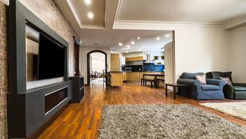 Apartamento básico | Área de estar | TV 55 polegadas com canais via satélite