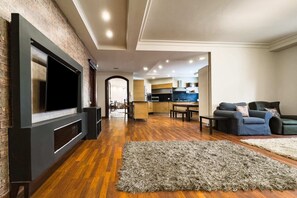 Lägenhet Basic | Vardagsrum | 55-tums tv med satellitkanaler