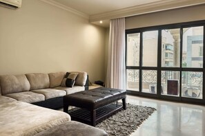 Apartemen Basic | Area keluarga | TV