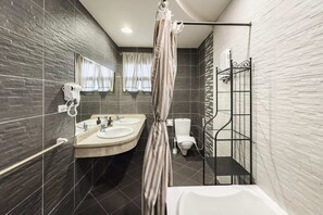 A modern bathroom with two sinks, a toilet, and a bathtub. - Xuru Stays I The Luxe Loft 2bdr Apt. @ Maadi (Cairo)
