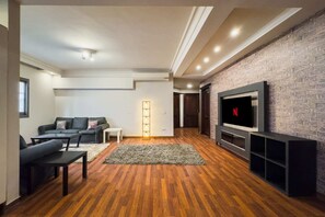 Apartamento básico | Área de estar | TV