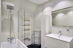 Shower, hair dryer, towels