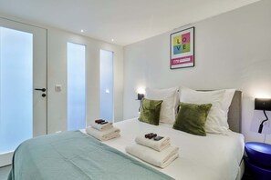 2 bedrooms, desk, iron/ironing board, WiFi