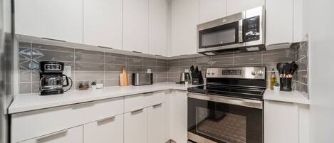 Refrigerador, microondas, horno y parrilla de estufa