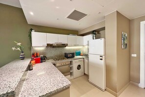 Basic Apartment | Private kitchen | Fridge, microwave, oven, stovetop