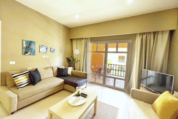 Basic Apartment | Living area | TV