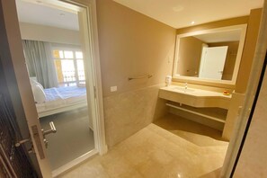 Basic Apartment | Bathroom | Eco-friendly toiletries, hair dryer, towels, soap