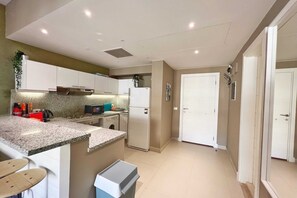 Refrigerador, microondas, horno, placa de cocina