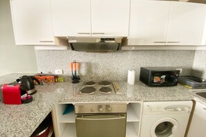Apartamento básico | Cozinha privada | Geladeira, micro-ondas, fogão, cooktop