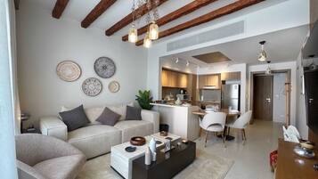 Departamento básico | Área de sala de estar | Smart TV de 65 pulgadas con canales digitales