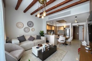 Căn hộ cơ bản | Khu phòng khách | Smart TV 65-inch có truyền hình kỹ thuật số 