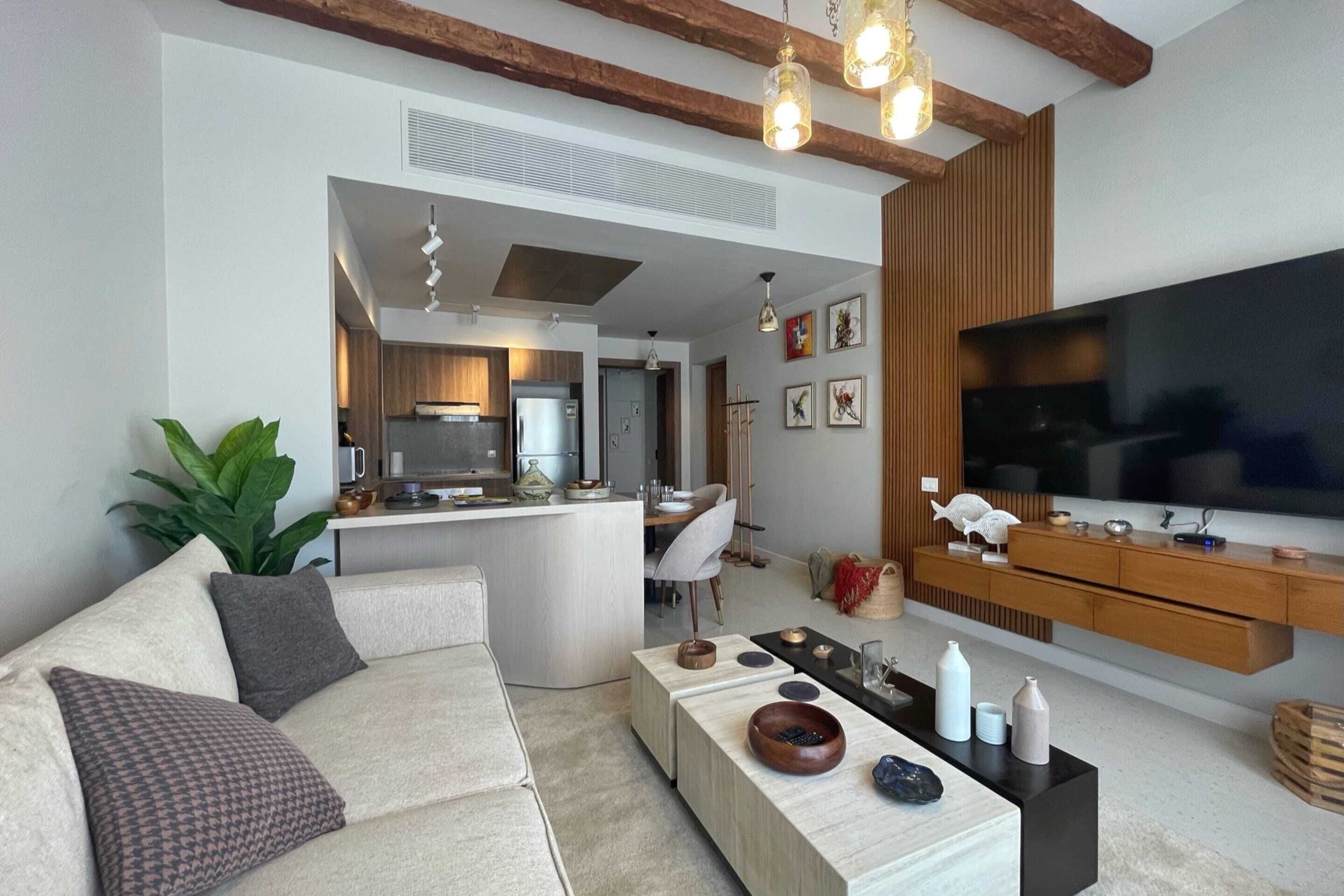 Apartamento básico | Zona de estar | Smart TV de 65 pulgadas con canales digitales