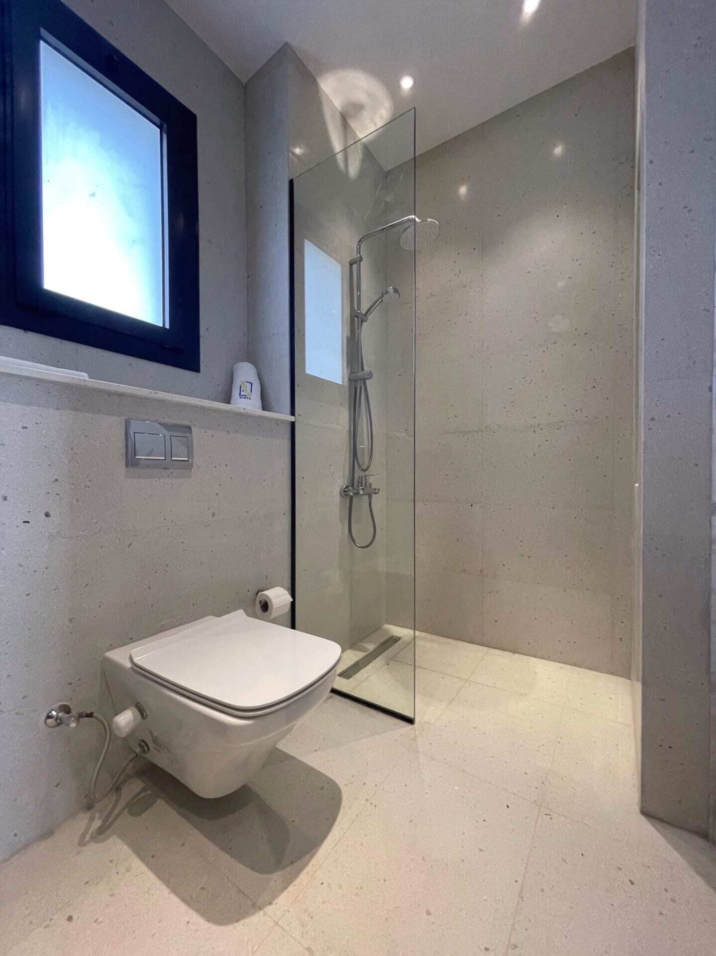 Eenvoudig appartement | Badkamer | Milieuvriendelijke toiletartikelen, een haardroger, handdoeken, zeep