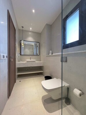 Căn hộ cơ bản | Phòng tắm | Đồ dùng nhà tắm thân thiện với môi trường, máy sấy tóc, khăn tắm 