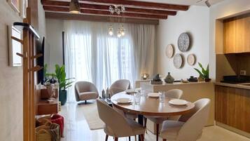 Eenvoudig appartement | Dineren in de kamer