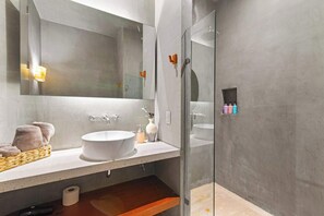 Dusche, Haartrockner, Handtücher