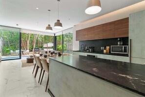 Een koelkast, een microgolfoven, een oven, een kookplaat