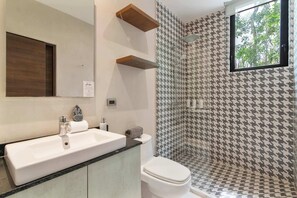 Dusche, Haartrockner, Handtücher