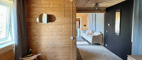 Chalet rustique, 1 chambre, accessible aux personnes Ă mobilitĂ© rĂ©duite, balcon | 1 chambre, systĂšme dâinsonorisation