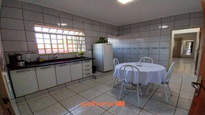 Frigorífic, cafetera i tetera i torradora